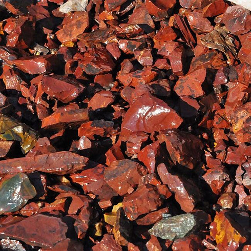 Kamenclub.ru: Щебень крошка красный (ЯШМА) фр. 20-40 мм.  купить в Крыму яшма красный, бордовый декоративный ландшафтный щебень 9000 руб/т   фото КАМЕНЬ КЛУБ