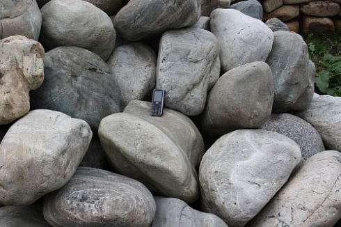 Kamenclub.ru: Речной валун Кабанчик фр.300-500 мм.  купить в Крыму крупный природный камень галька серый, темно-серый речной валун галечник масштабный 7000 руб/т   фото КАМЕНЬ КЛУБ