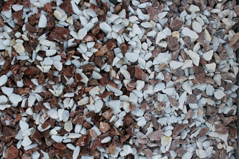 Kamenclub.ru: Мраморная крошка (щебень крошка микс: белый-розовый) фр. 10-20 мм.  купить в Крыму мрамор белый, розовый каменный декоративный ландшафтный щебень 12000 руб/т   фото КАМЕНЬ КЛУБ