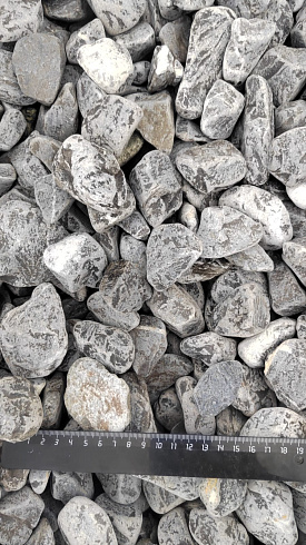 Kamenclub.ru: Щебень галтованный черный (мрамор) фр.40-70 мм.  купить в Крыму мрамор черный с белыми прожилками, черный, белый щебень галтованный округлый 13500 руб/т   фото КАМЕНЬ КЛУБ